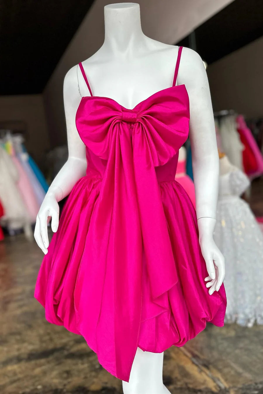 Vestido corto de fiesta con lazo en la parte delantera y tirantes finos en forma de A